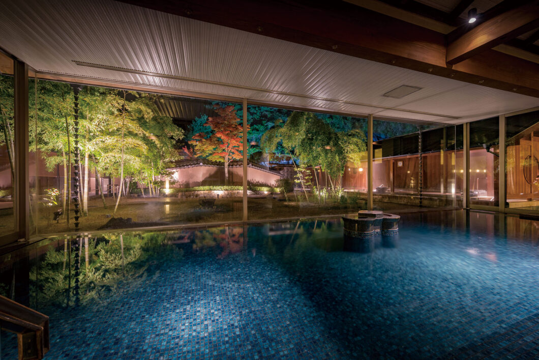 画像：紅葉の湯 内湯 秋夜